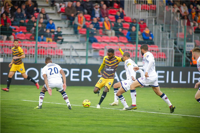  甘冈老将发威助球队逃离降级泥潭  