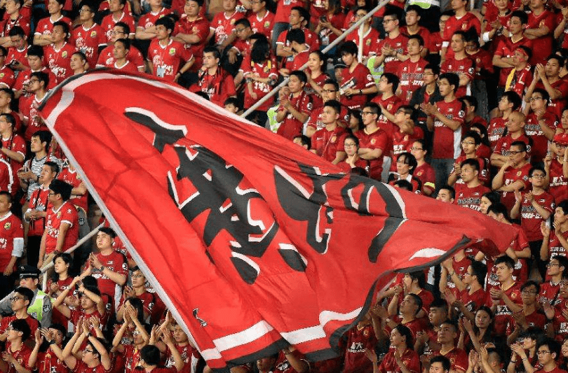  法兰克福主场龙属性，球迷助威催生恐怖氛围  