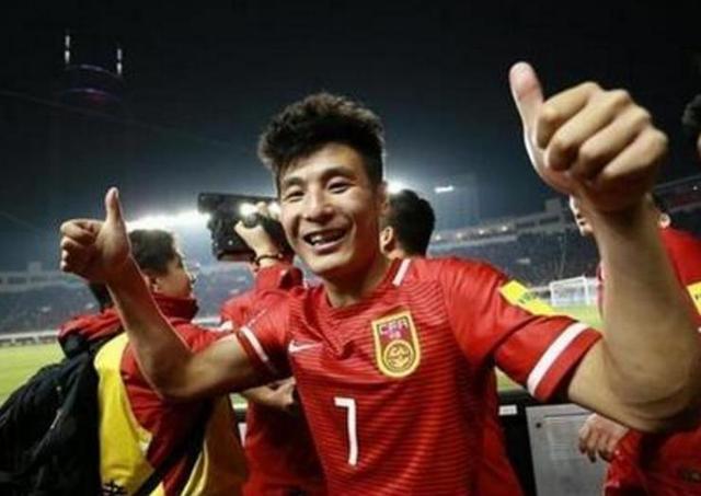  兰斯后防中坚稳如磐石，铜墙铁壁守护球队零封纪录